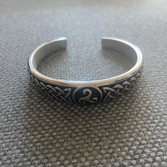 Stainless Steel black & silver cuff bracelet - Tribal design - Picture 3 of 5